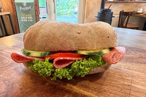 Belegtes Holzofenbrötchen