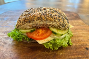 Belegtes Holzofenbrötchen
