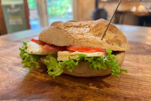Belegtes Holzofenbrötchen