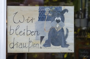 Hinweisschild Hunde draußen lassen