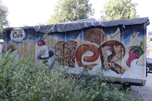 Holzcontainer mit Graffitimalerei