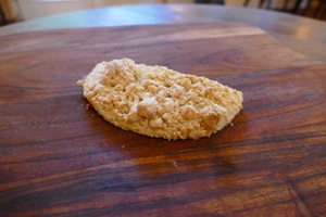 Holzofen-Streusel-Preiselbeertasche