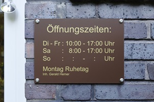 Öffnungszeitenschild