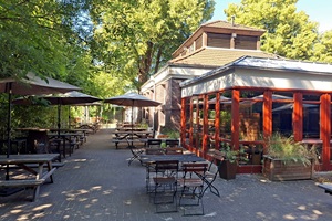 Terrassenbereich hinten mit Wintergarten