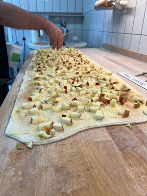 Vorbereitung Holzofen-Apfelkuchen